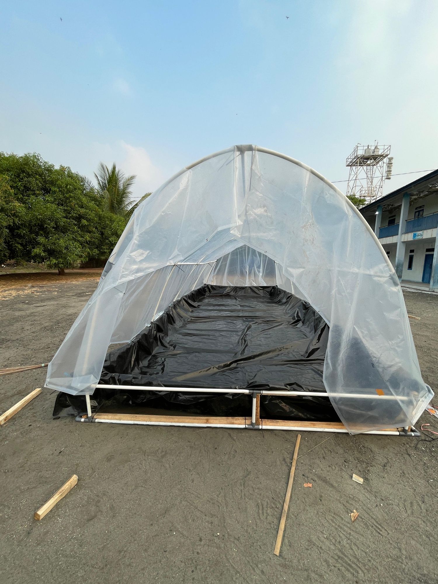 Bukaan depan tunnel dan kolam kristalisasi di dalamnya