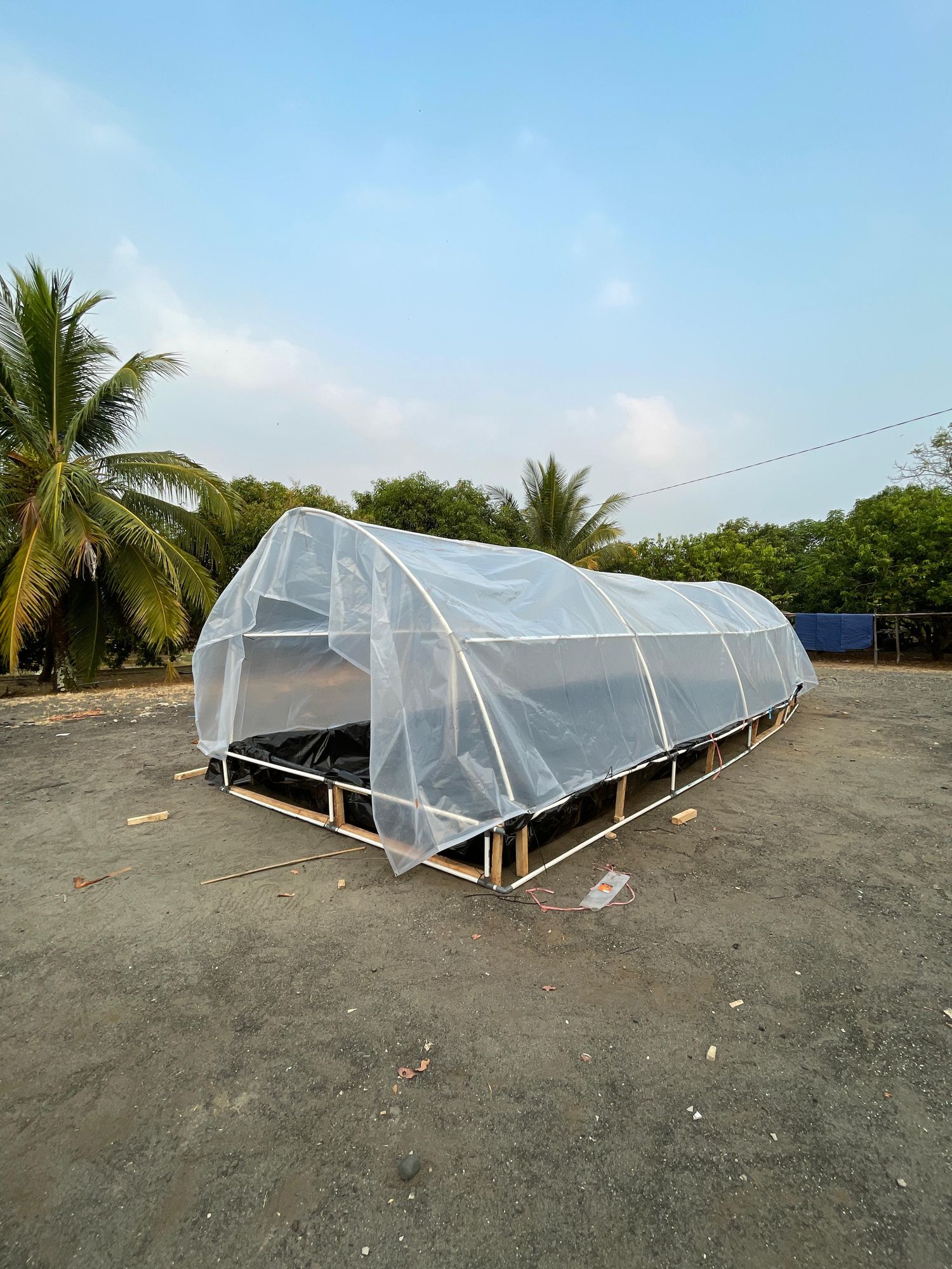 Rangka pipa tunnel dan penutup plastik UV dilihat dari sudut depan